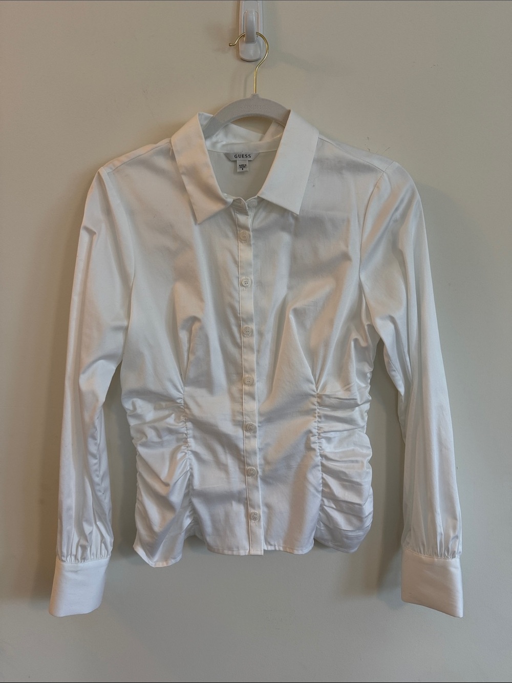GUESS White Ruched Side Button-Front Blouse